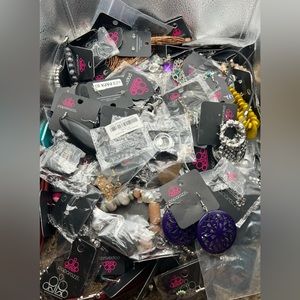 PAPARAZZI JEWELRY 140 PCS Earrings, Bracelets, Necklaces, Rings 5.2 Lb Mixed Lot